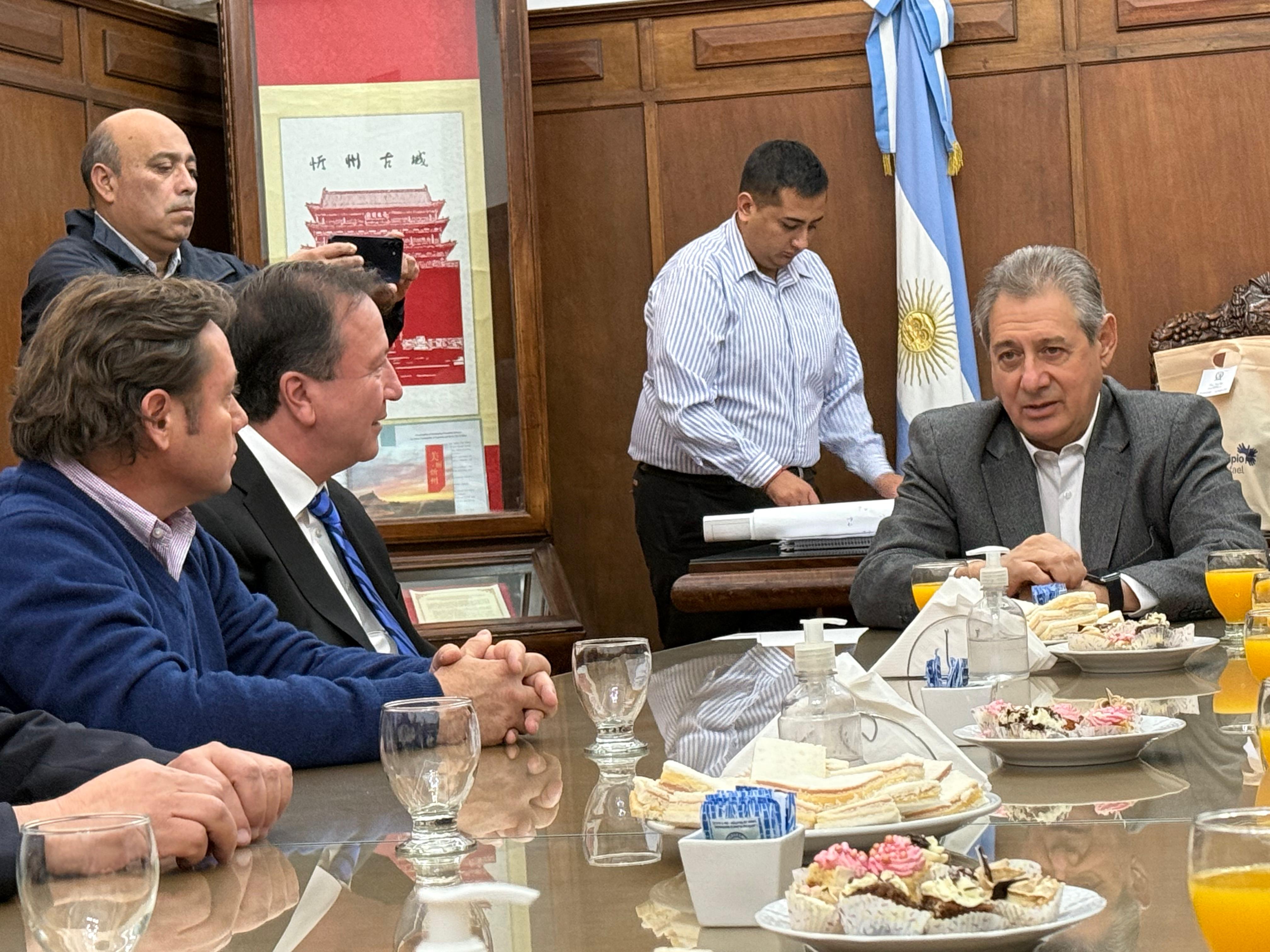 INTEGRACIÓN REGIONAL: OMAR FÉLIX FIRMÓ ACUERDOS CON EL GOBERNADOR DEL MAULE Y ALCALDES DE ESA REGIÓN